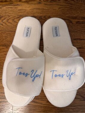 Weezie White 'Toes Up' Plush Slide Slippers